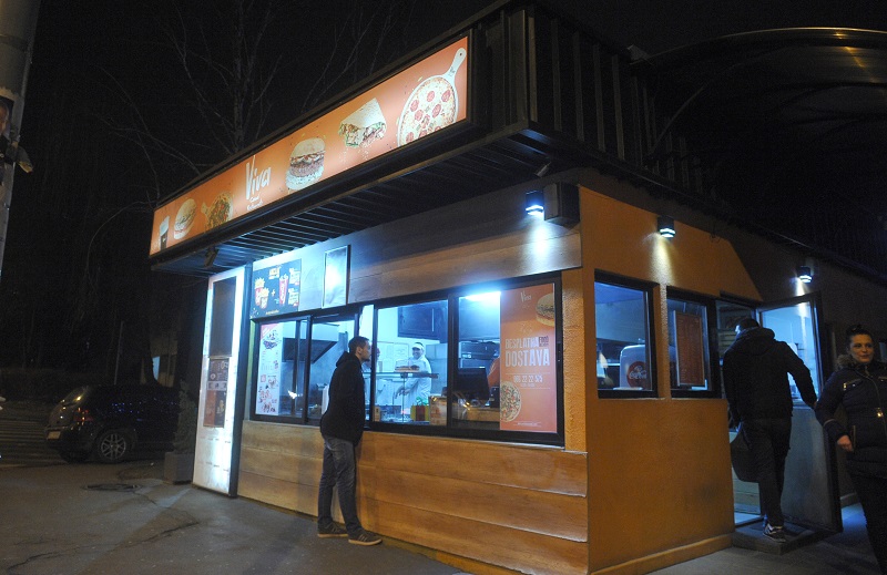 РАЗБОЈНИШТВО НА ВОЖДОВЦУ: Напао пиштољем радника у киоску брзе хране 